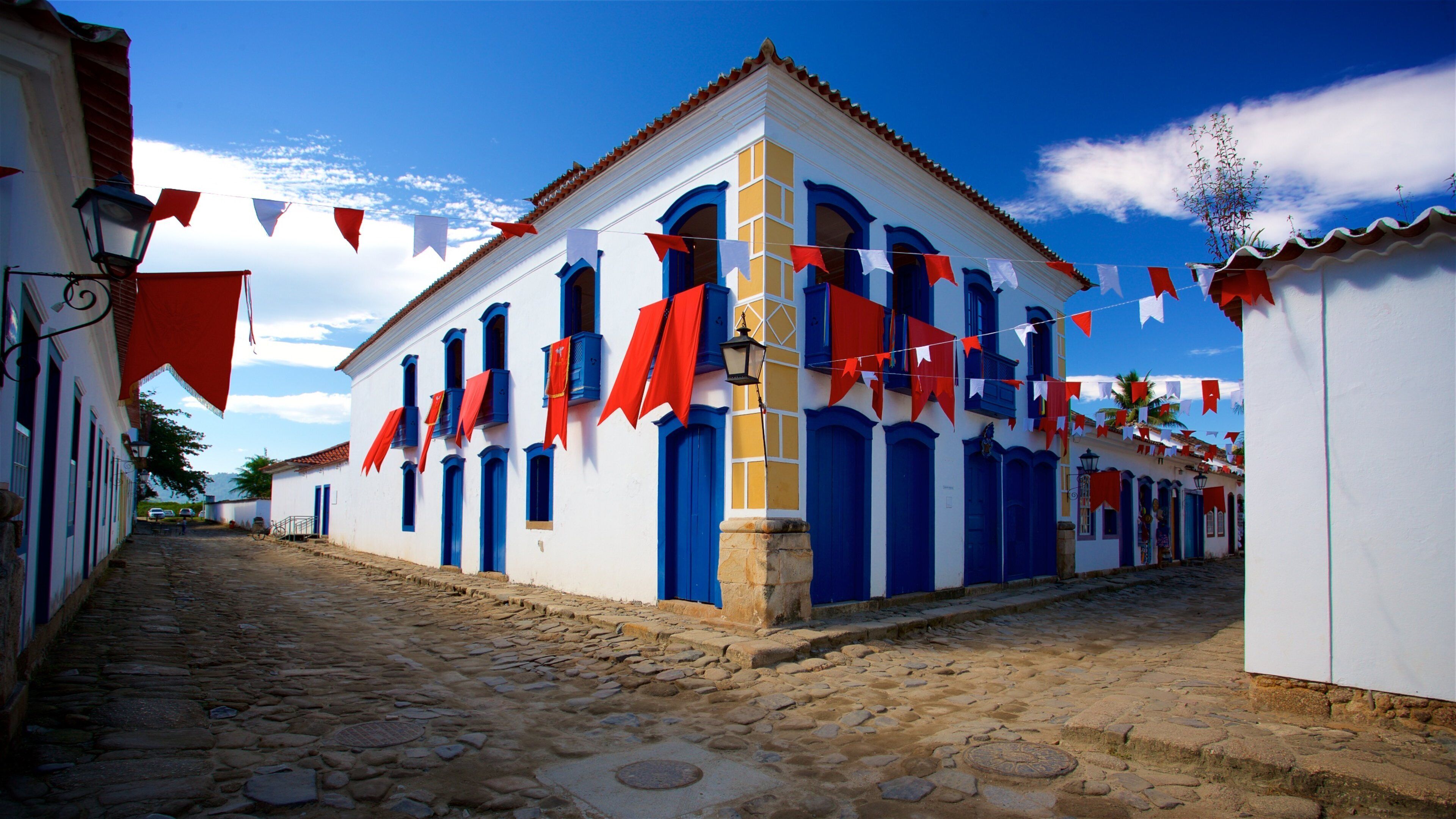 Casa de la Cultura de Paraty que incluye una pequeña ciudad o pueblo