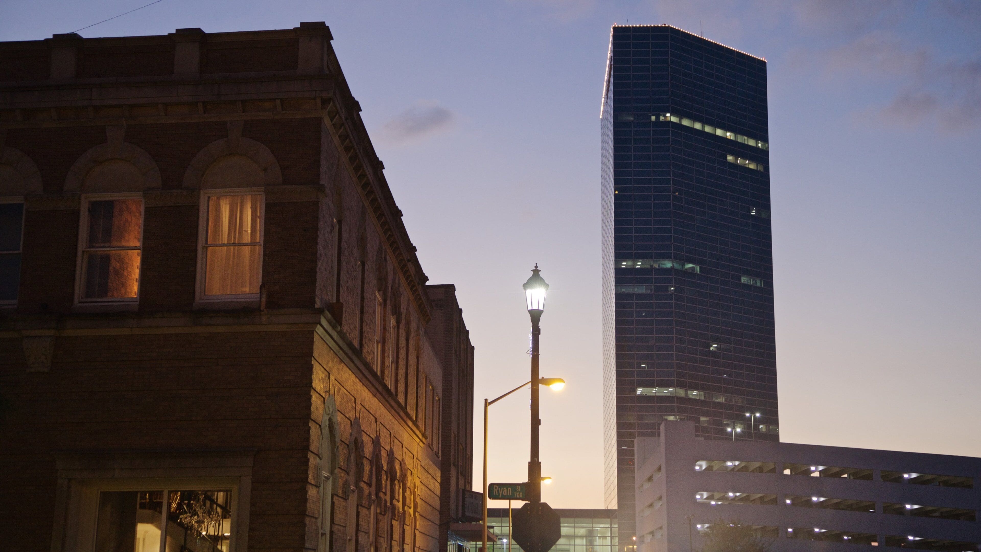 Lake Charles Historic District featuring auringonlasku ja pilvenpiirtäjä
