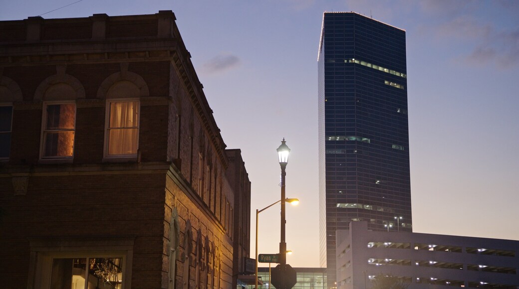 Lake Charles Historic District featuring auringonlasku ja pilvenpiirtäjä