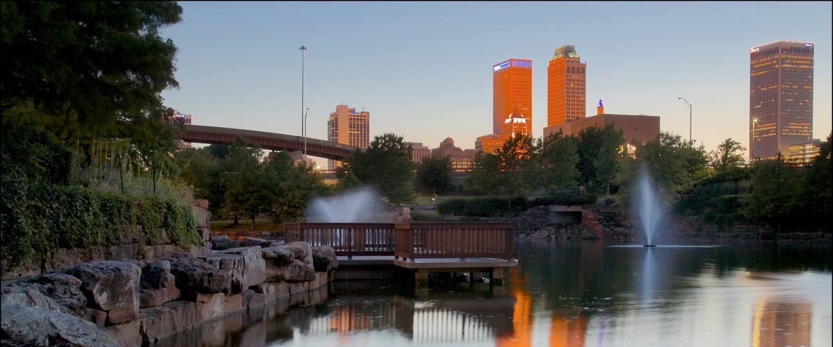 Centennial Park mettant en vedette rivière ou ruisseau, fontaine et ville
