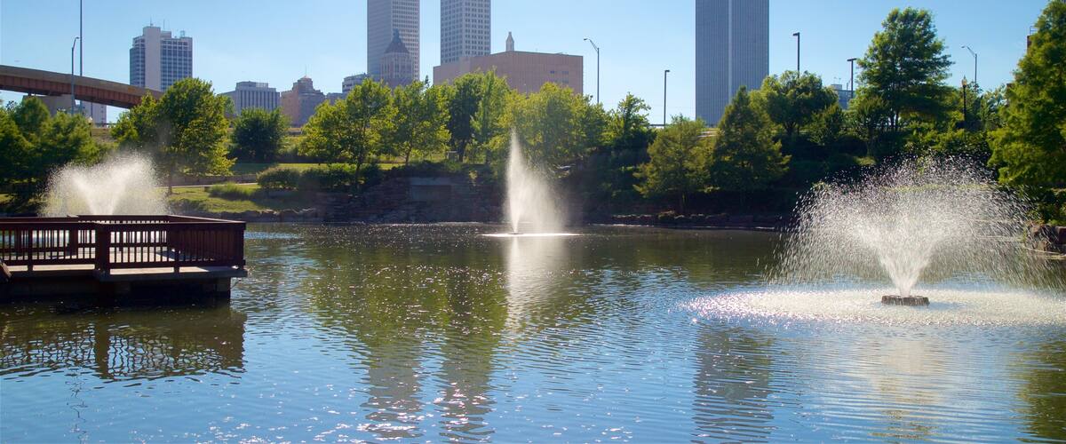 Centennial Park og byder på et springvand, en skyskraber og en sø eller et vandhul
