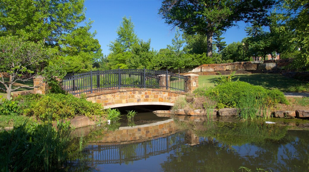 Centennial Park caracterizando uma ponte, um rio ou cĂłrrego e um jardim