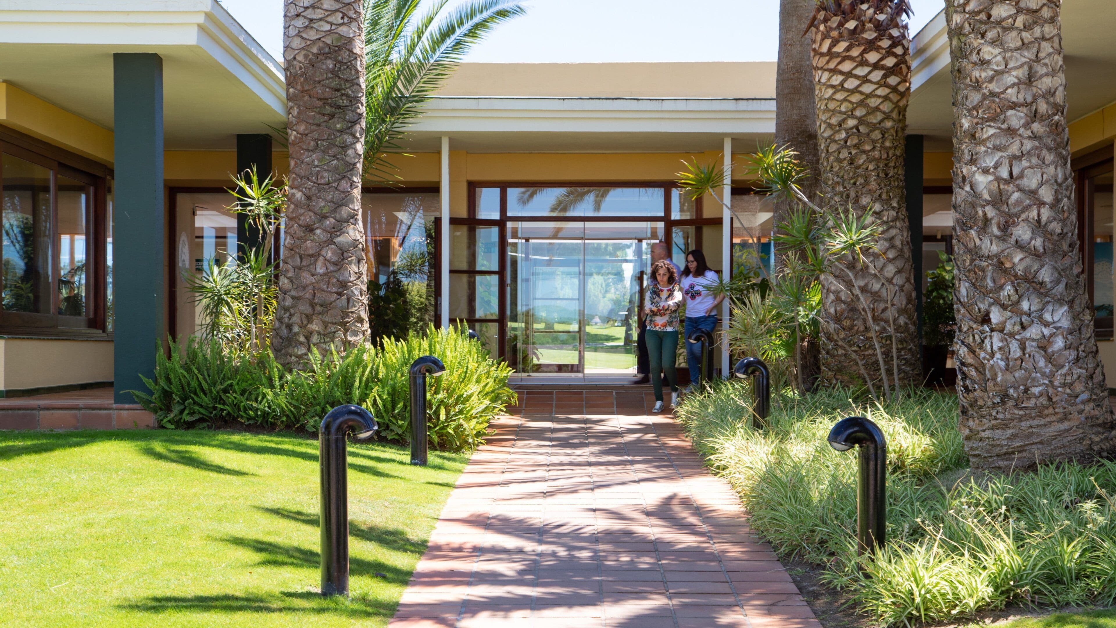 Golf Novo Sancti Petri which includes a garden