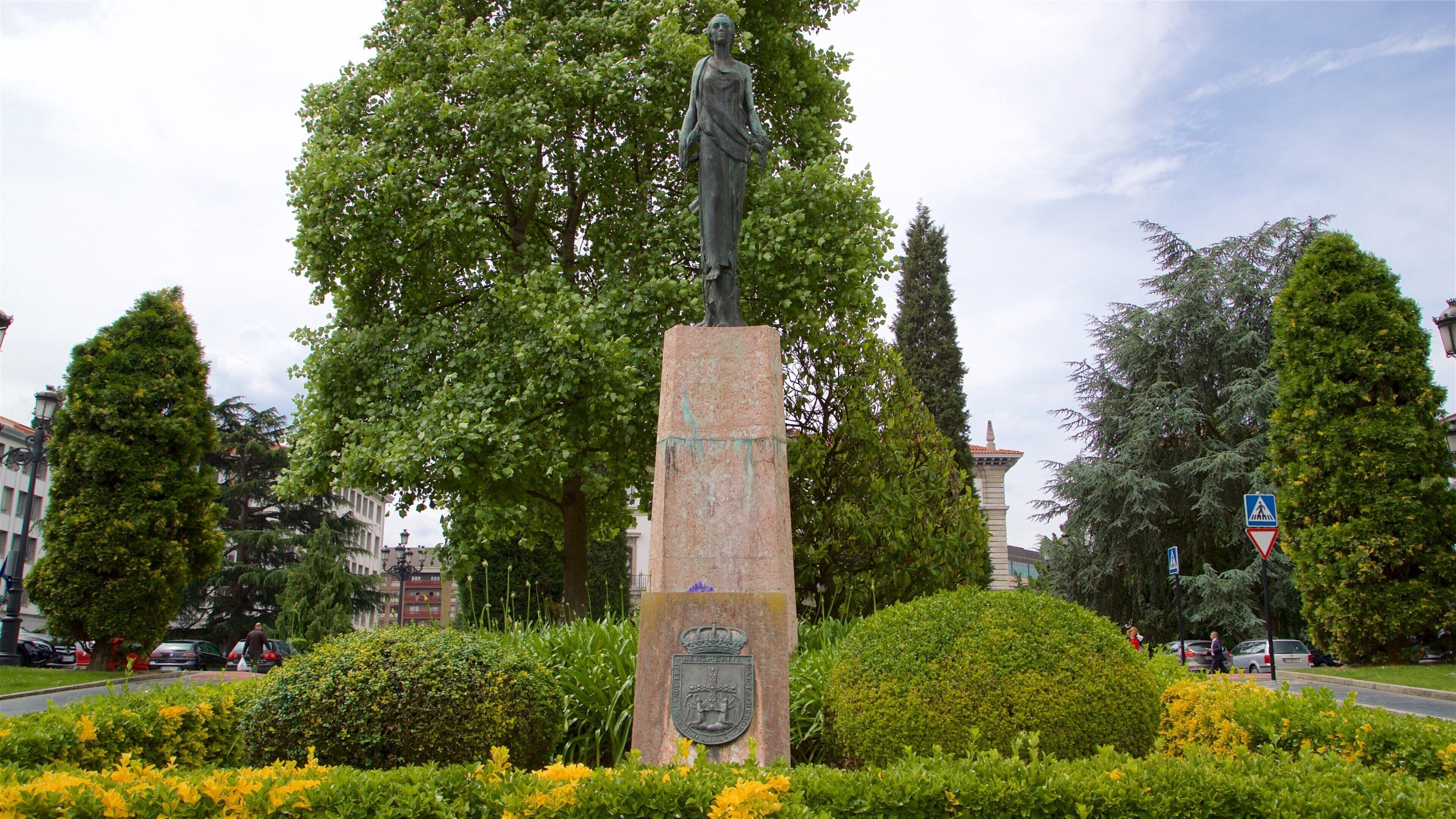 Plaza de España caracterizando uma estátua ou escultura e um jardim