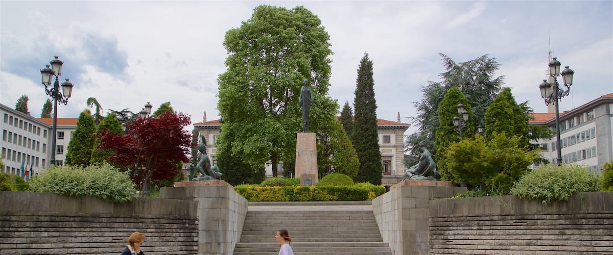 Plaza de Espana which includes street scenes, a statue or sculpture and a garden