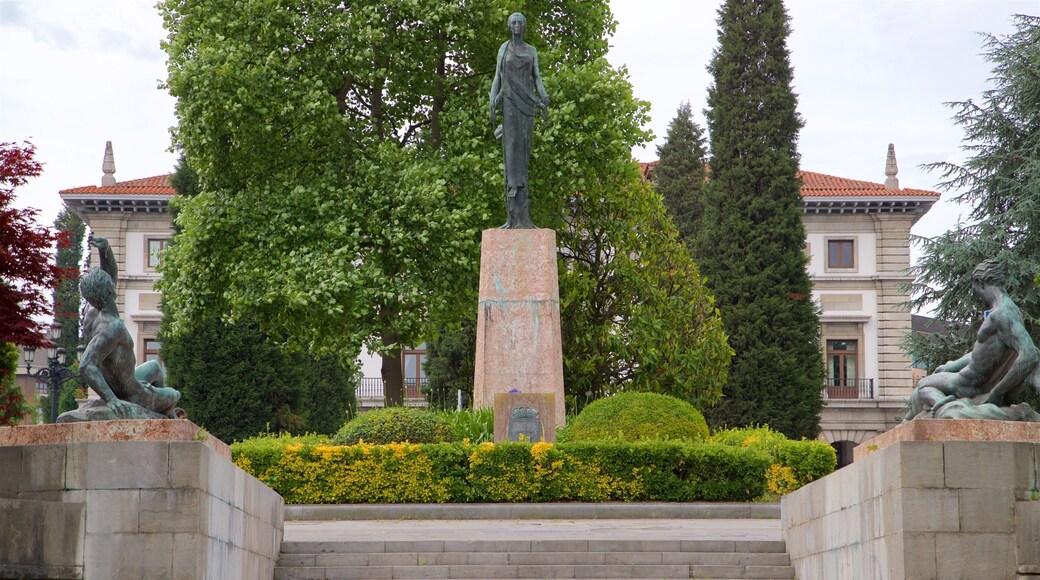 Plaza de España que inclui um parque e uma estátua ou escultura