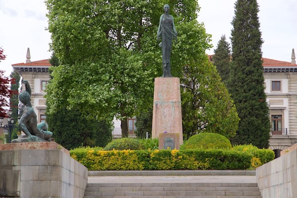 Plaza de Espana which includes a statue or sculpture and a park
