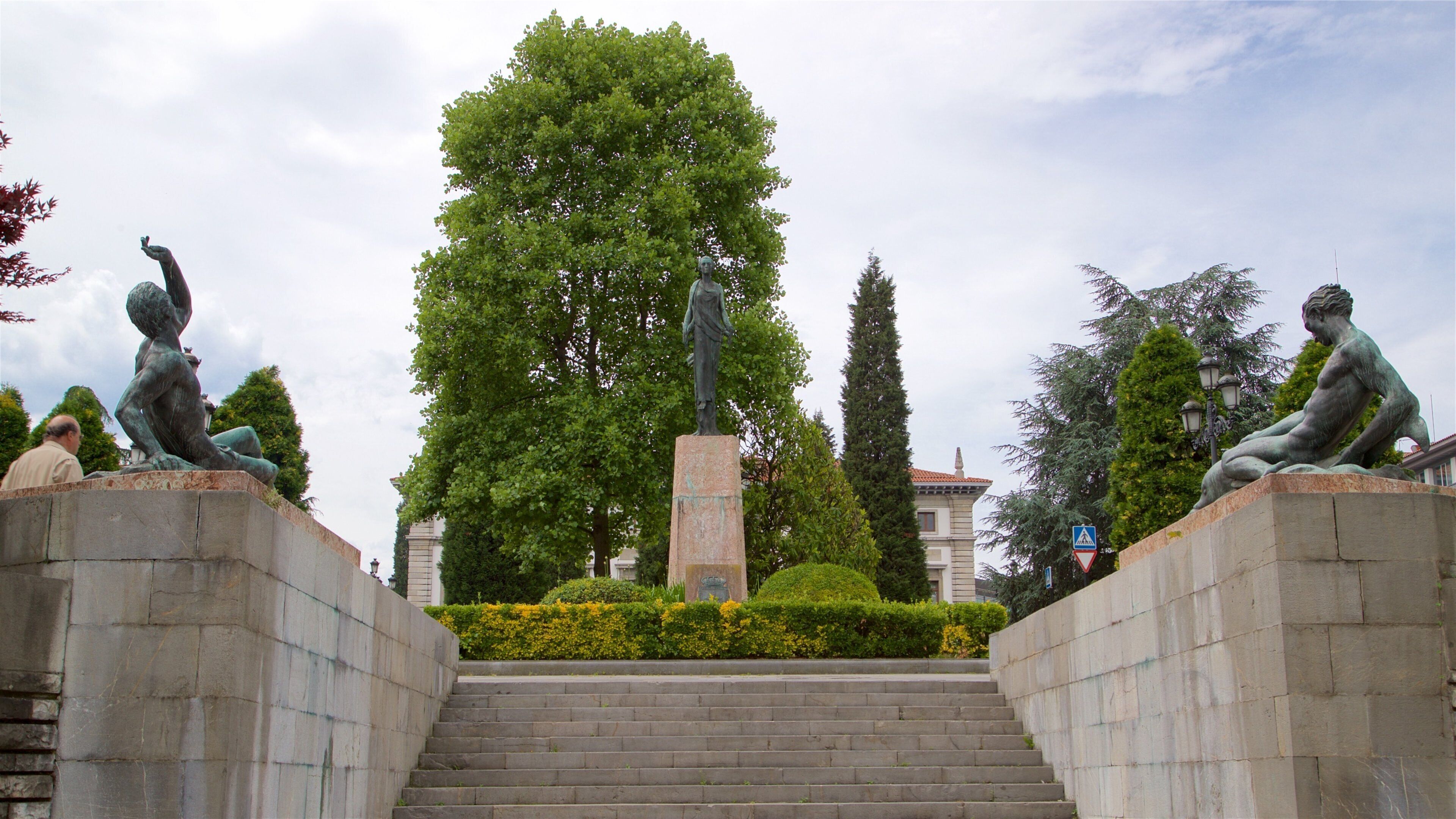 Plaza de España mostrando um parque e uma estátua ou escultura