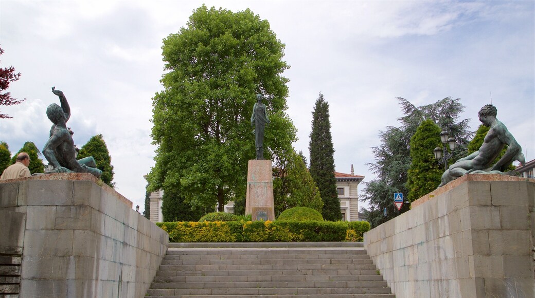 Plaza de España mostrando um parque e uma estátua ou escultura