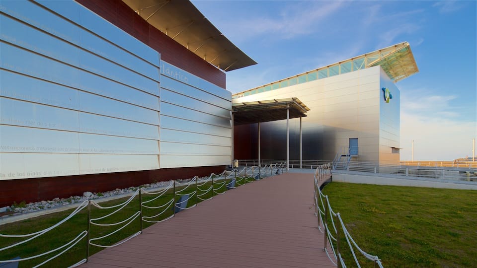 Acuario de Gijón mostrando un atardecer