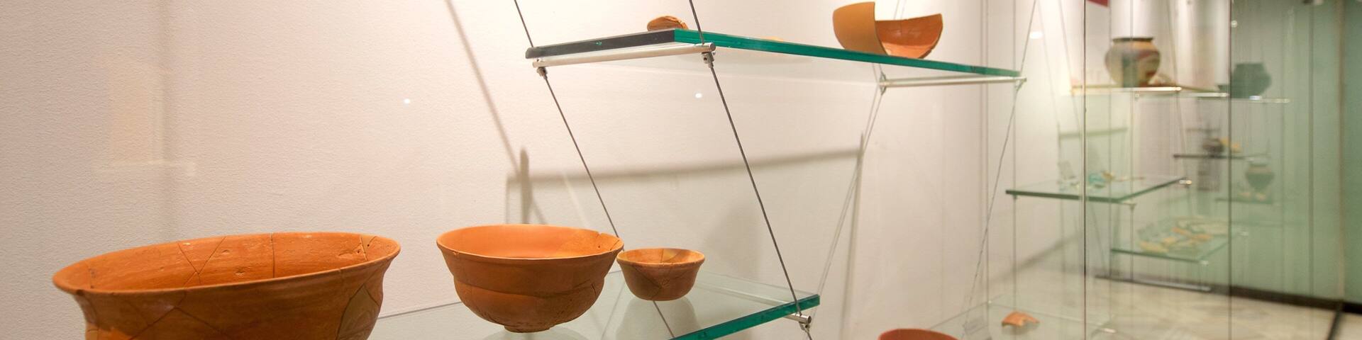 Thermes romains de Campo Valdés qui includes vues intérieures