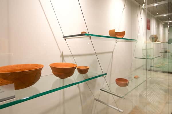 Thermes romains de Campo Valdés qui includes vues intérieures