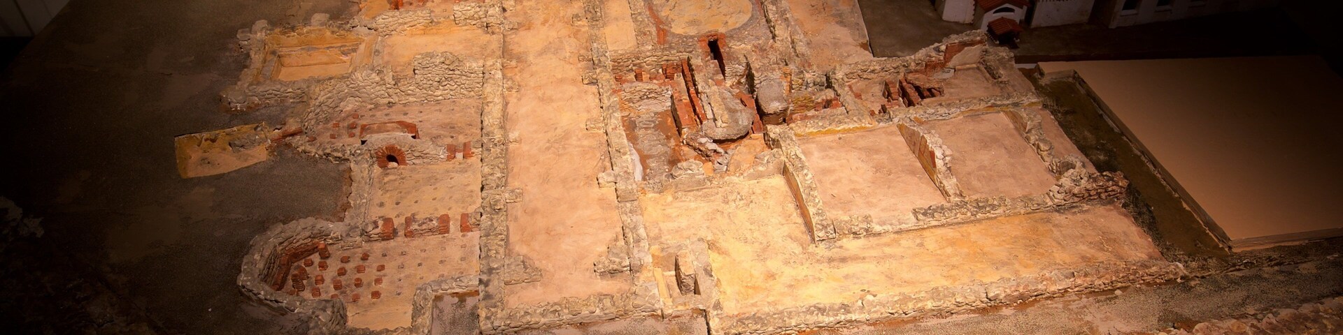 Modelo detalhado de sítio arqueológico, com diversas estruturas e ruínas.