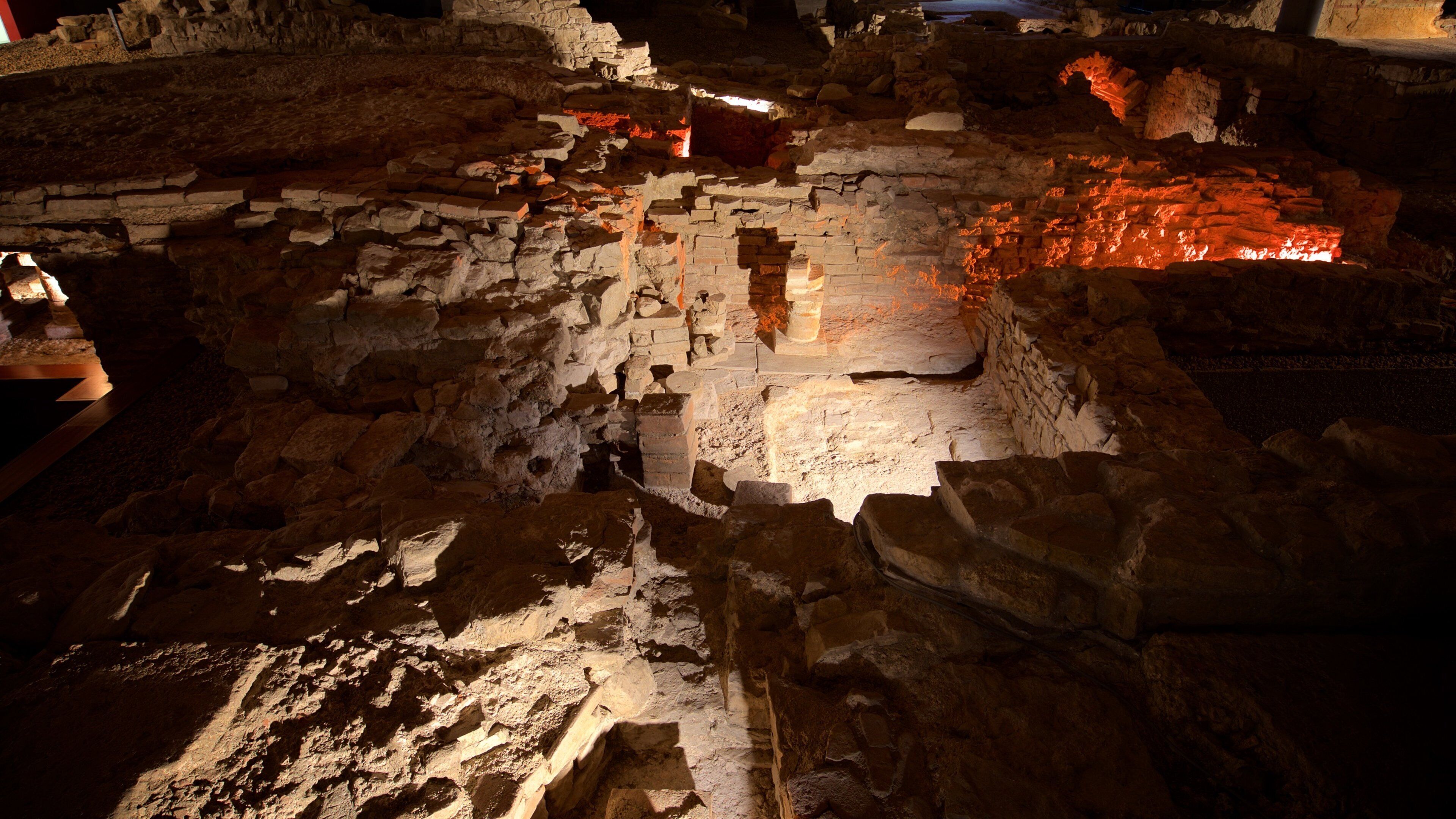 Campo Valdes Roman Baths which includes interior views and heritage elements