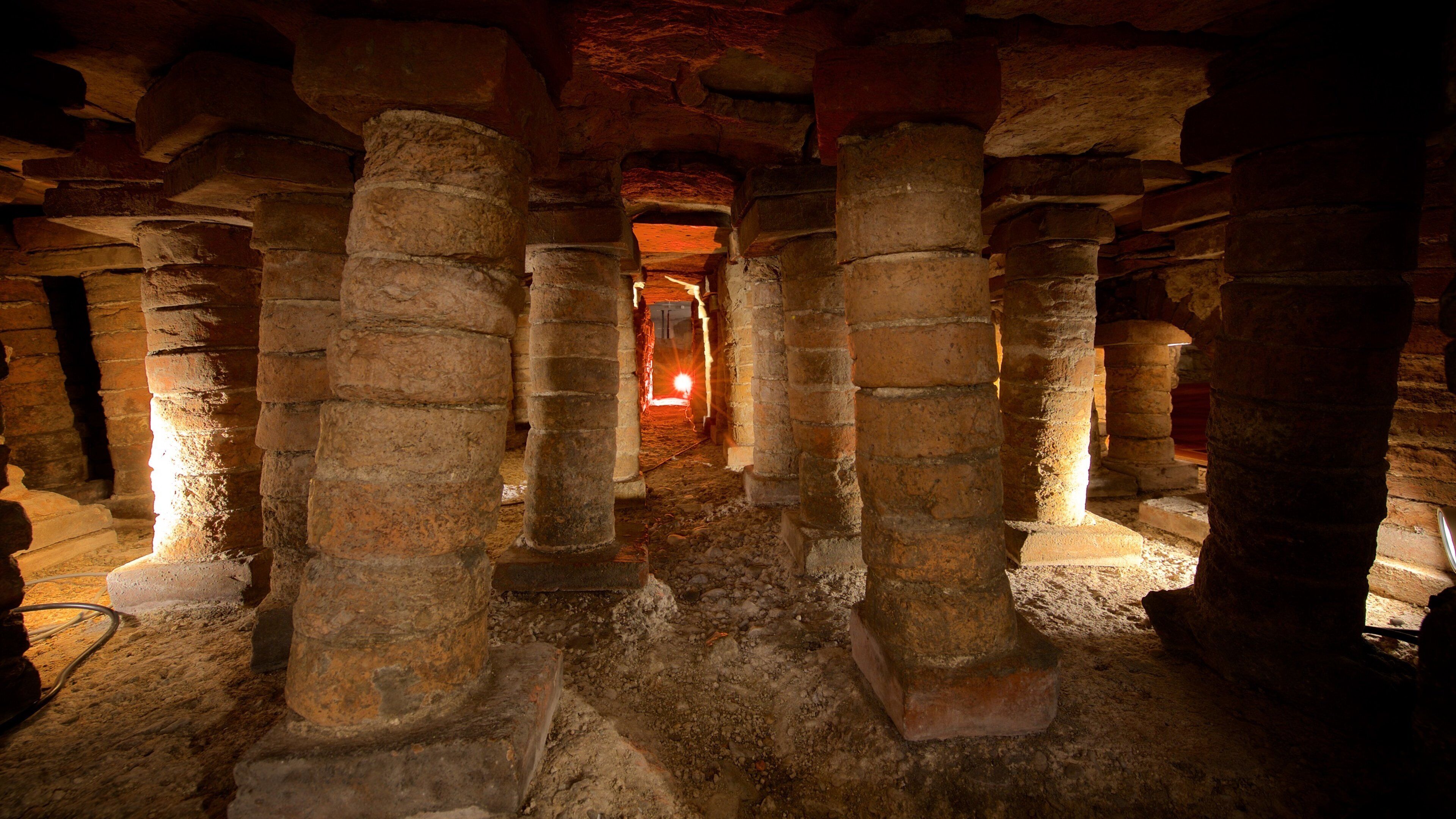 Campo Valdes Roman Baths which includes heritage elements and interior views