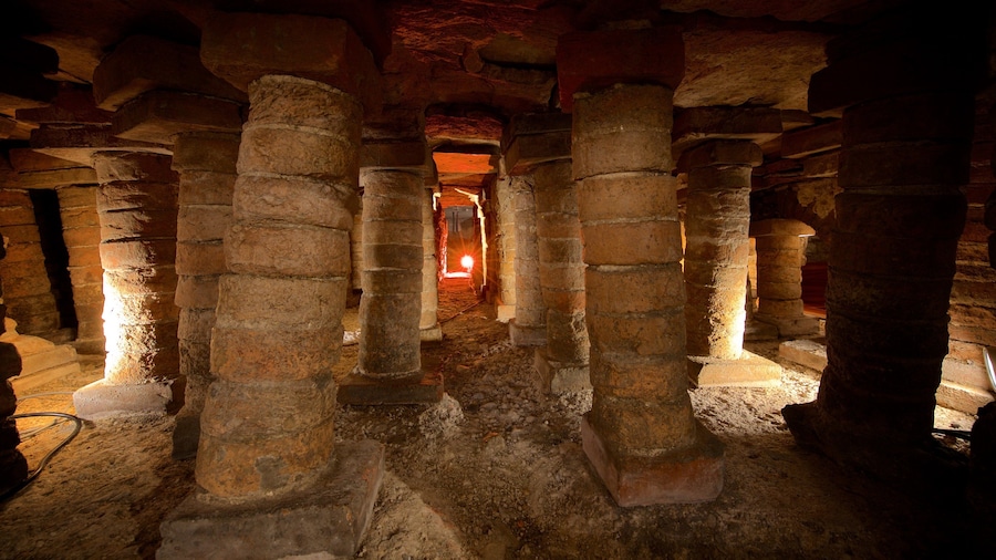 Campo Valdes Roman Baths which includes heritage elements and interior views