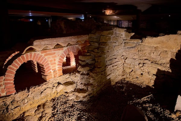 Thermes romains de Campo Valdés montrant scÚnes de nuit et bùtiments en ruines