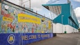 Una pared de mosaico colorido con el texto 'TORQUAY UNITED FC' y 'BIENVENIDOS A PLAINMOOR'.