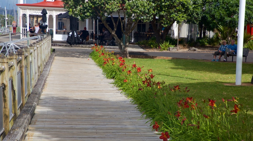 Town Basin Marina joka esittää luonnonvaraiset kukat ja puisto sekä pari