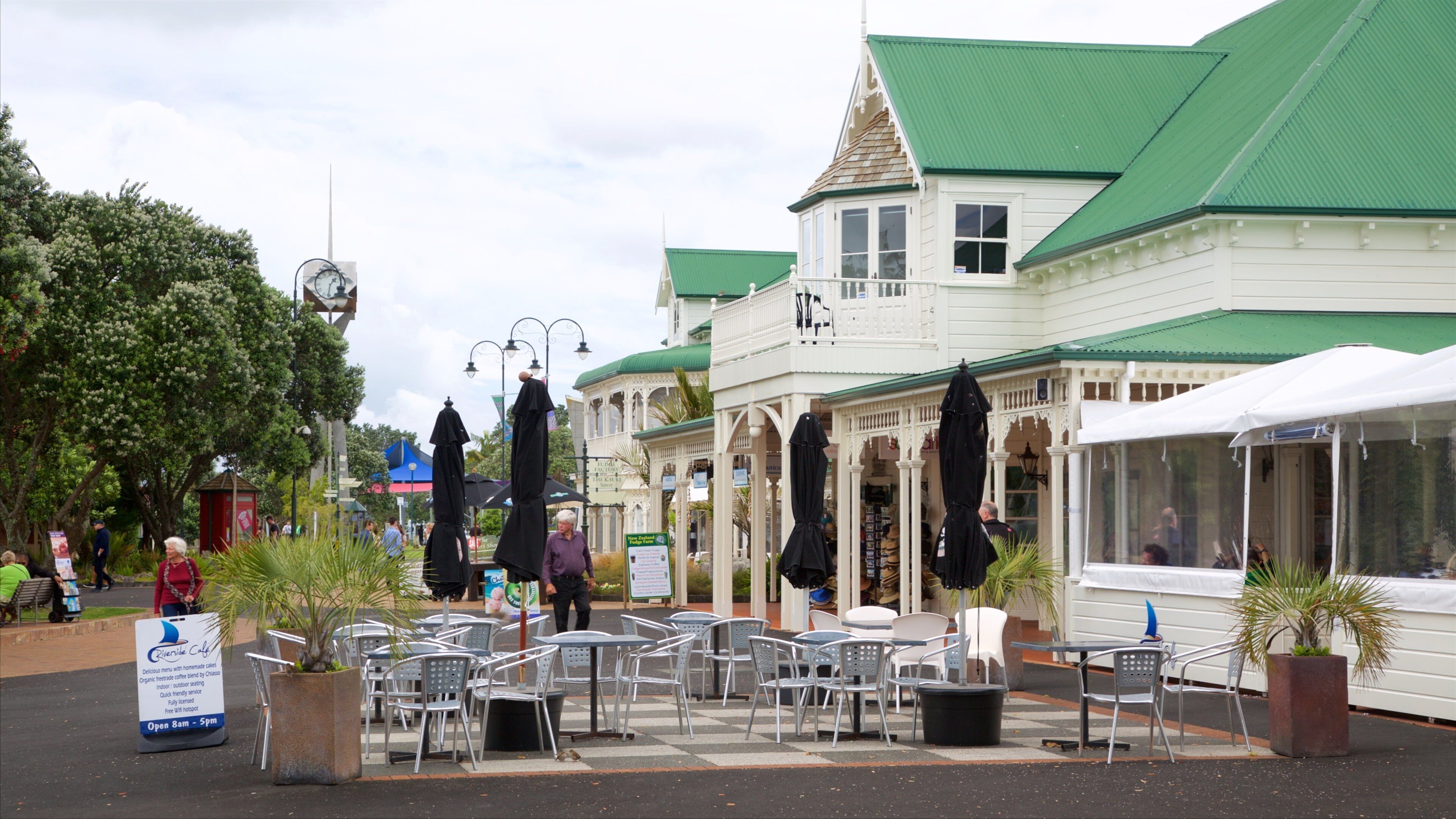 Whangarei featuring heritage architecture, café lifestyle and street scenes