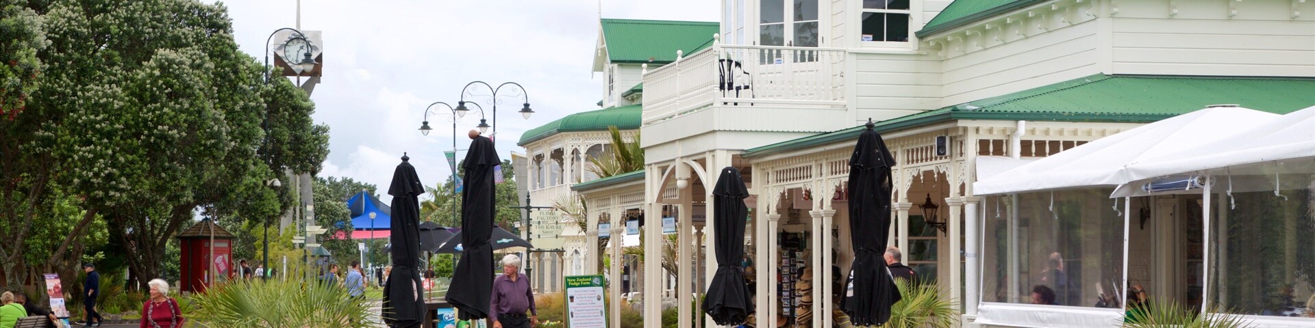 Whangarei que incluye ambiente de café, imágenes de calles y arquitectura patrimonial
