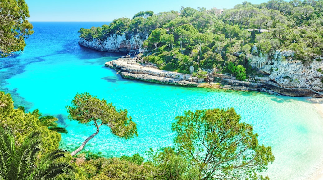 Pantai Cala Llombards