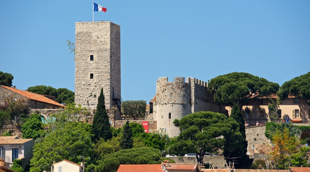 Notre Dame d\'Esperance Church showing heritage elements, a small town or village and landscape views