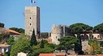 Notre Dame d\'Esperance Church showing heritage elements, a small town or village and landscape views