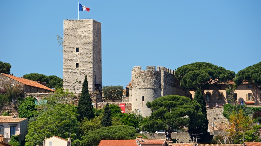 Notre Dame d\'Esperance Church showing heritage elements, a small town or village and landscape views