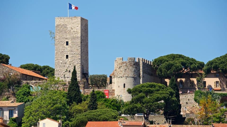 Notre Dame d\'Esperance Church showing heritage elements, a small town or village and landscape views