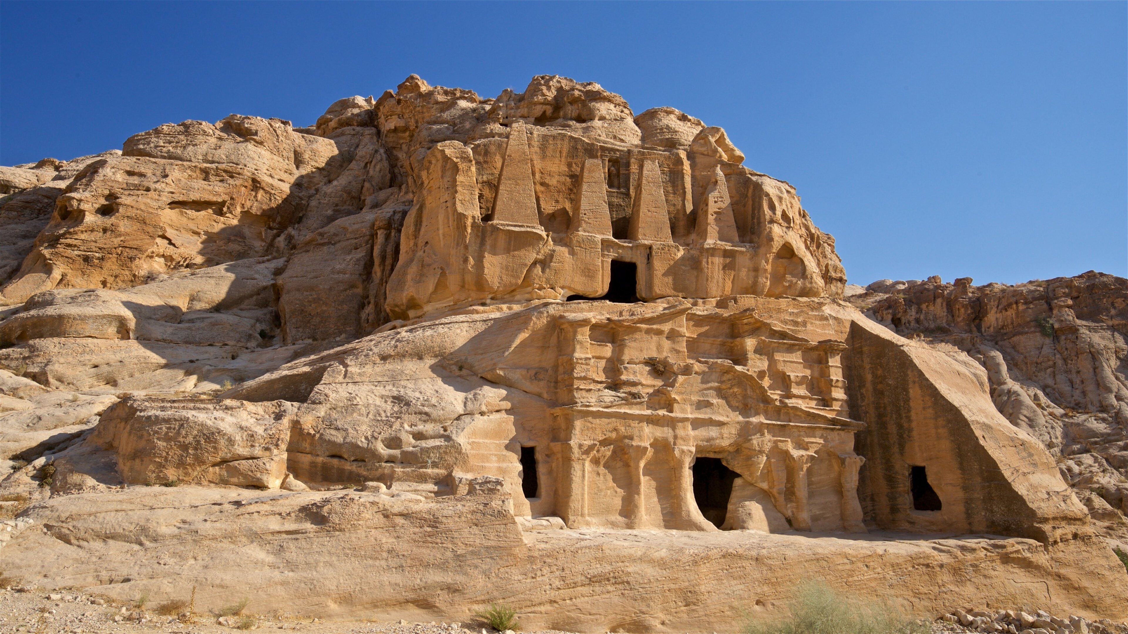Mộ Obelisk trong đó bao gồm di sản và di tích tòa nhà