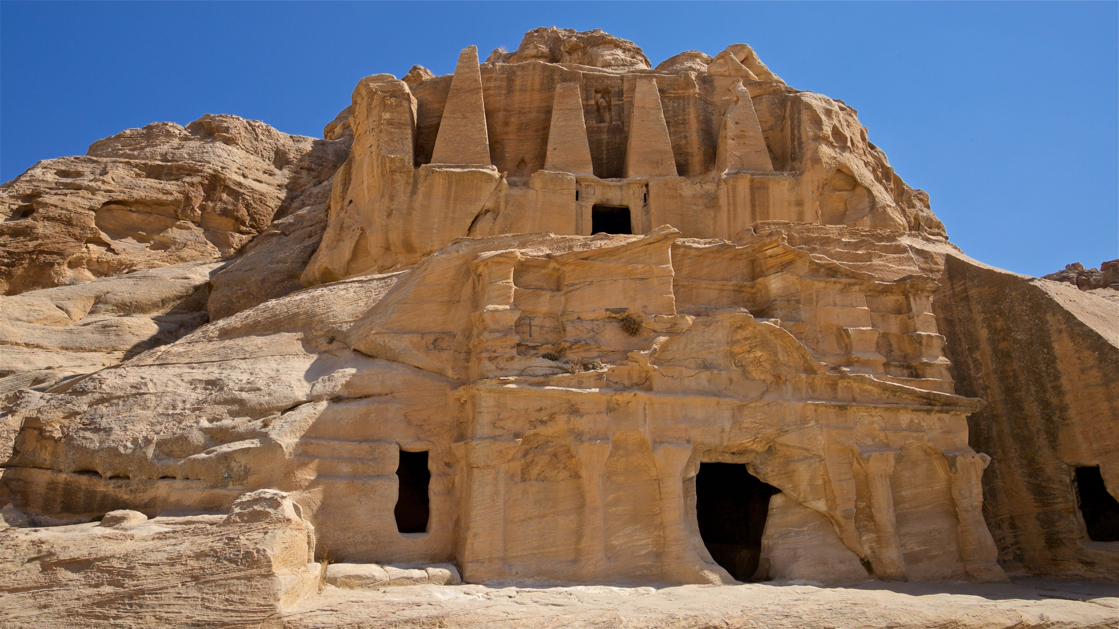 Tumba de los obeliscos que incluye elementos del patrimonio y un barranco o cañón