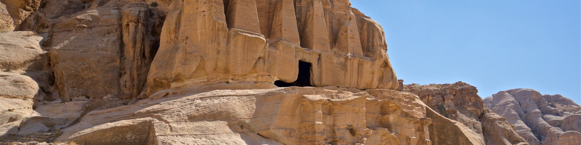 Tumba de los obeliscos que incluye elementos patrimoniales y una garganta o cañón