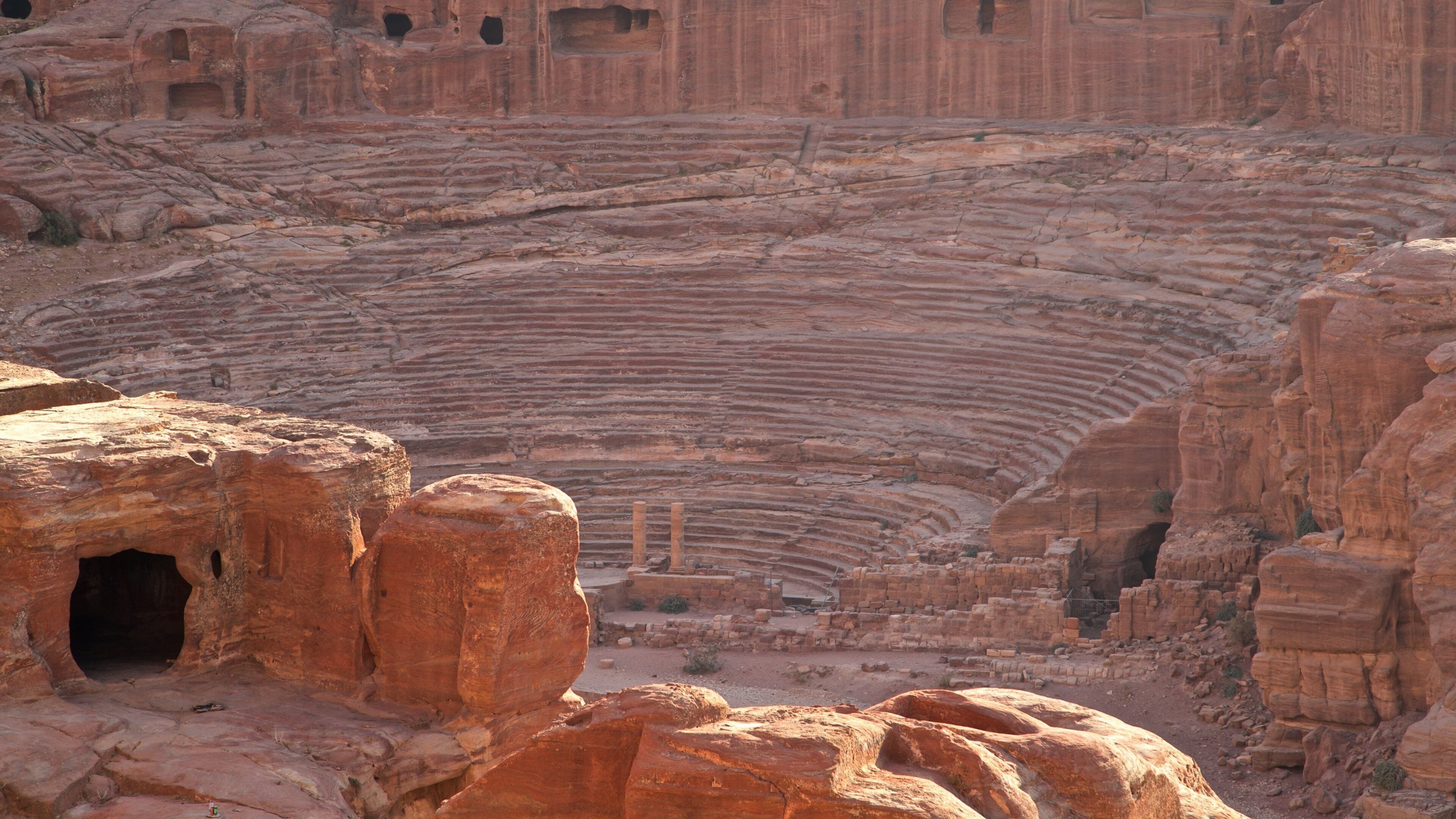 Nabatean teater som viser bygningsruiner og kulturarv