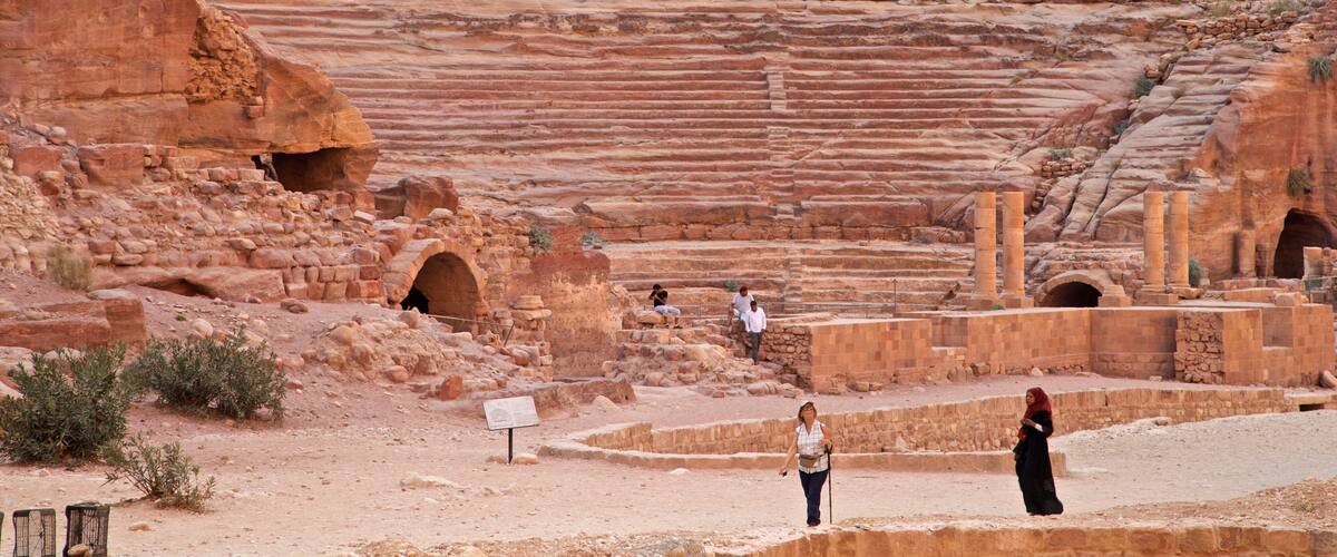 Nabatean teater fasiliteter samt kulturarv og ruiner i tillegg til en liten gruppe med mennesker