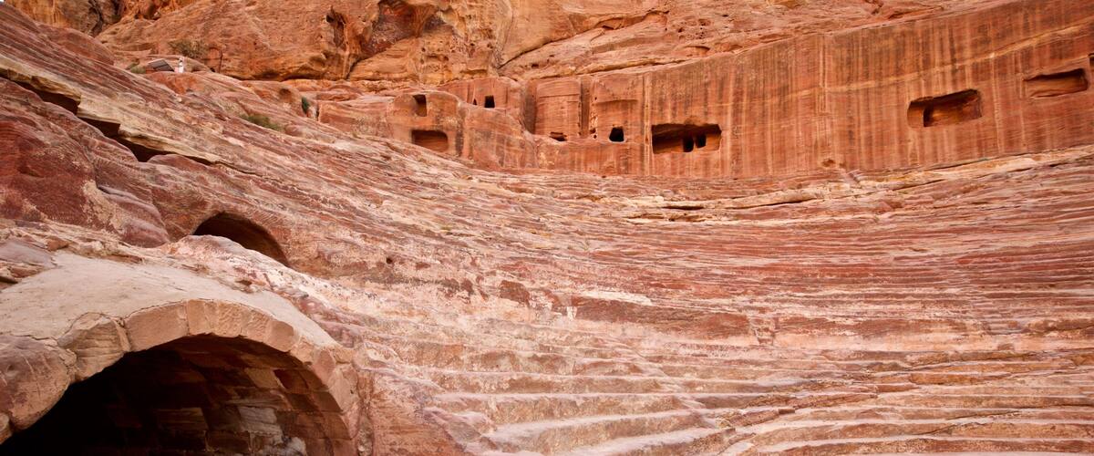 Nabatean Theater som inkluderar historiska element, en ravin eller kanjon och ruiner