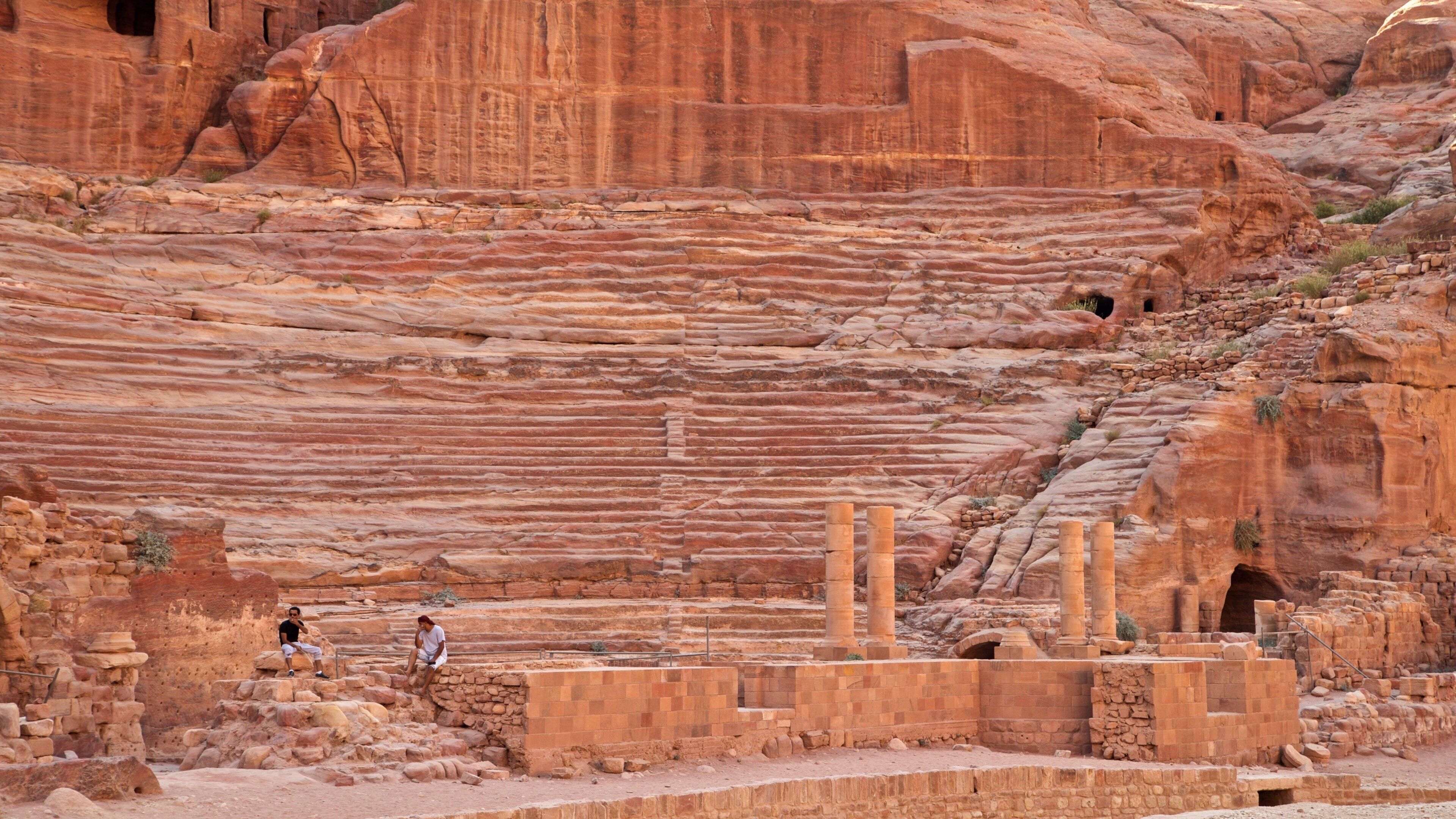 Teatro de los Nabateos mostrando un barranco o cañón, elementos del patrimonio y ruinas de edificios
