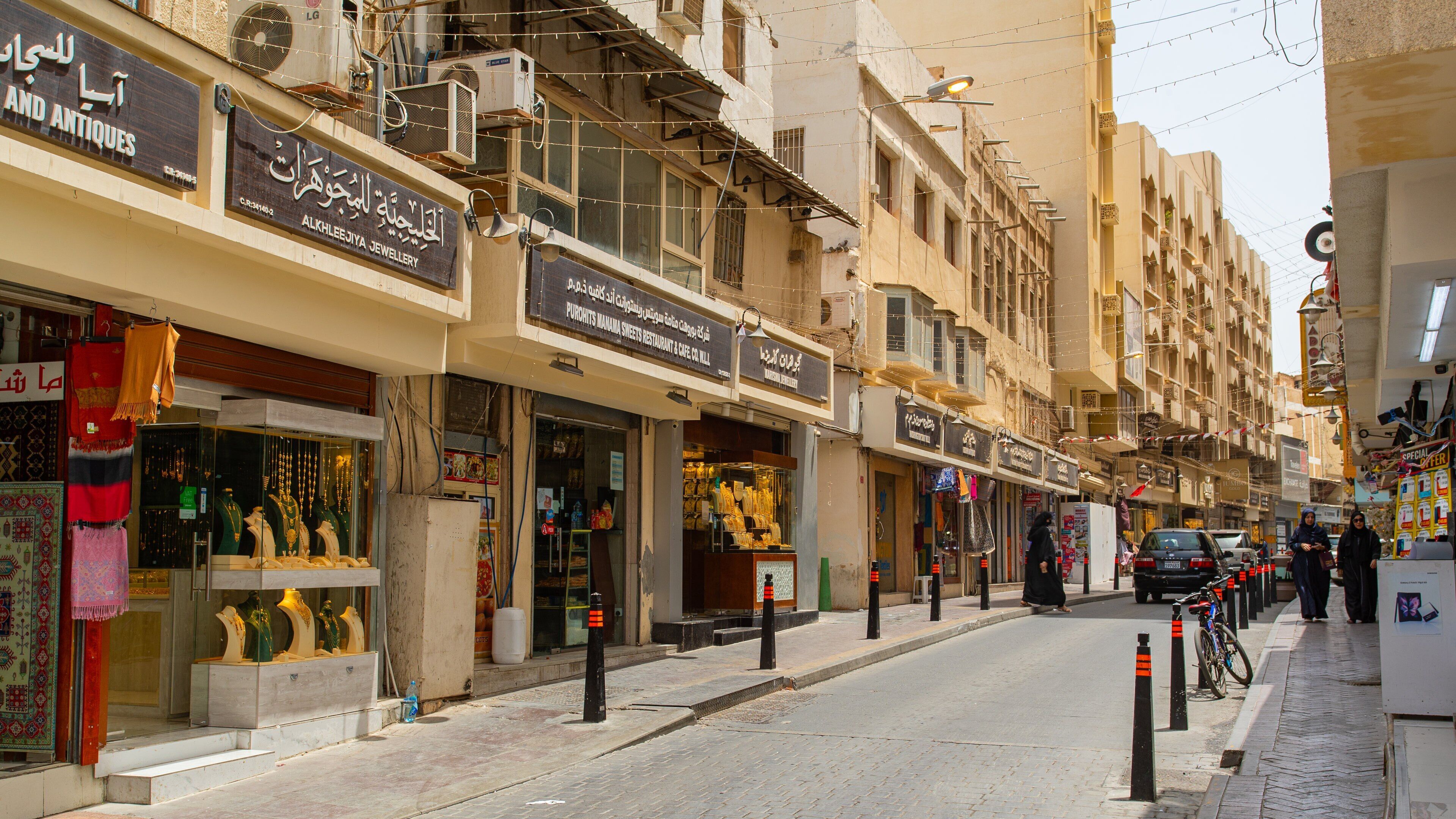 Gold Souq showing street scenes and a city