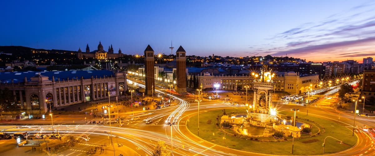 Arenas de Barcelona showing night scenes, a monument and a city