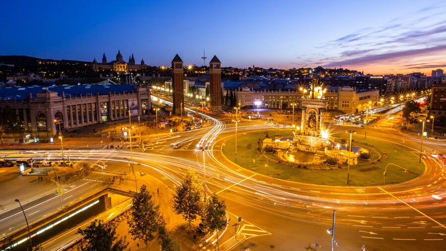 Arenas de Barcelona showing night scenes, a monument and a city
