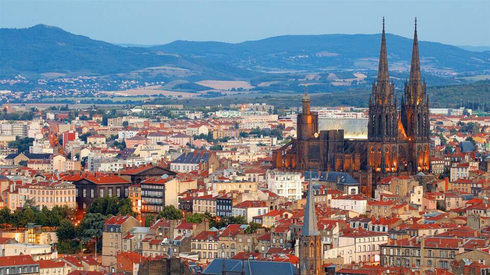 Montjuzet Park montrant panoramas, patrimoine architectural et ville