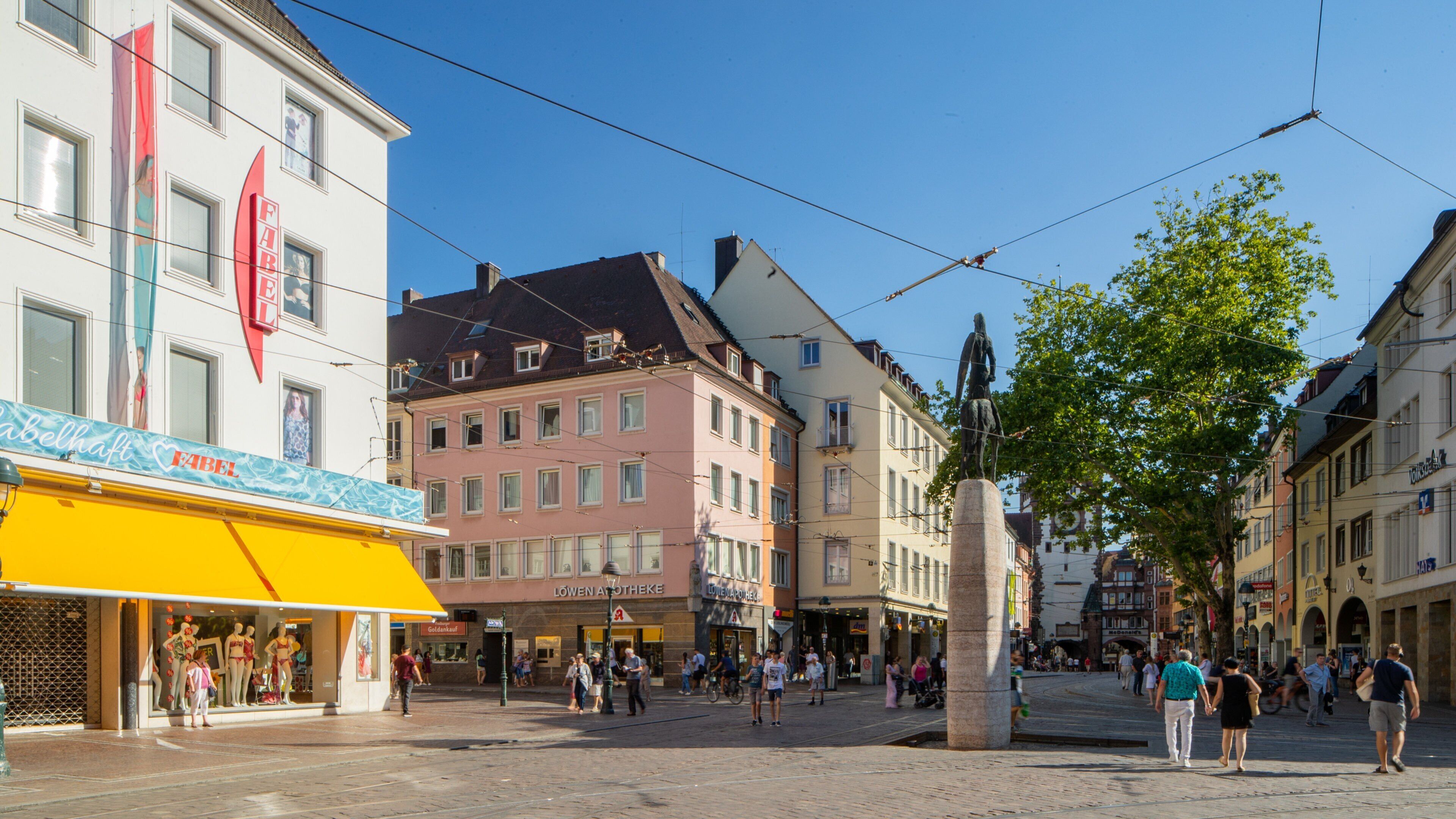 Bertoldsbrunnen which includes a city and a square or plaza