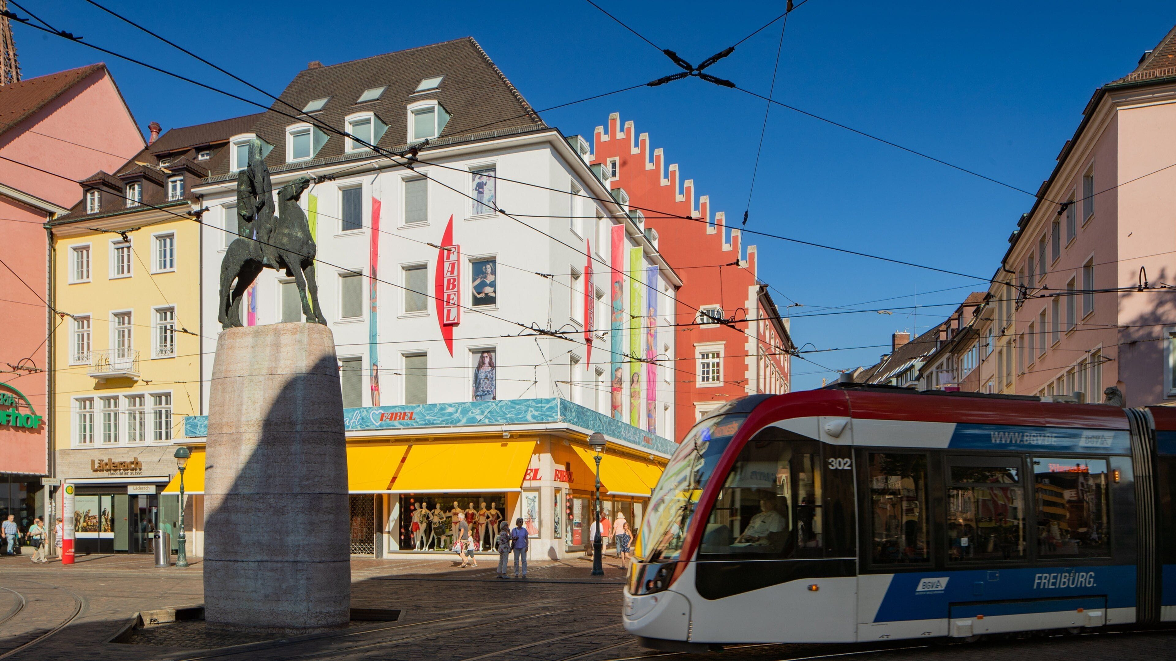 Bertoldsbrunnen featuring railway items, outdoor art and a city