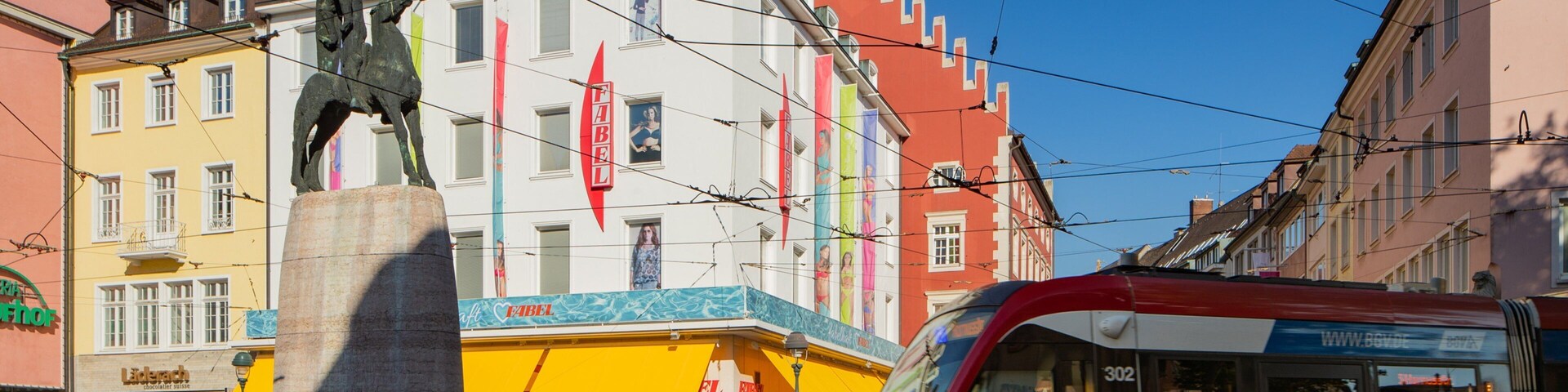 Bertoldsbrunnen featuring railway items, outdoor art and a city