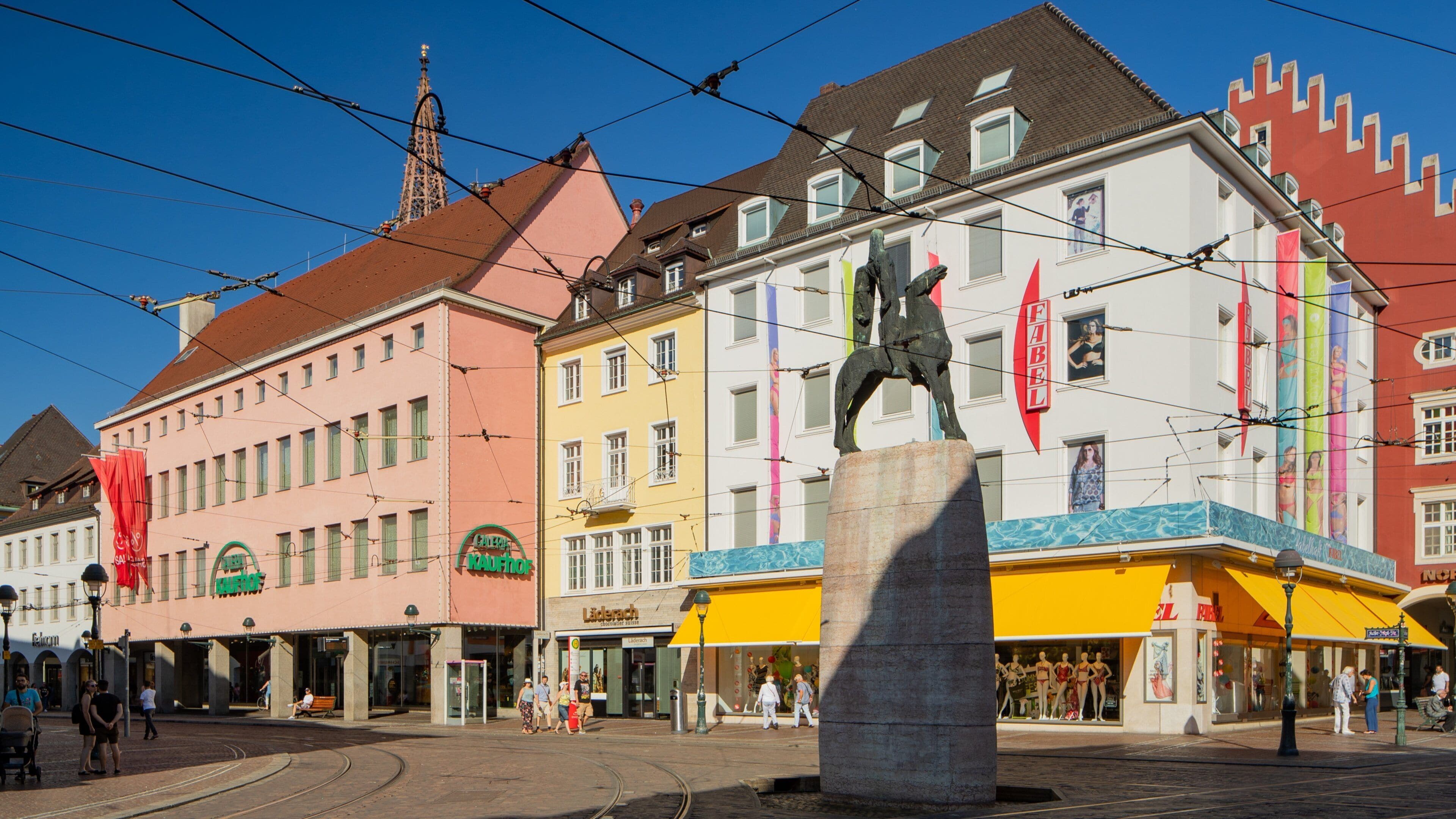 Bertoldsbrunnen which includes a city and outdoor art