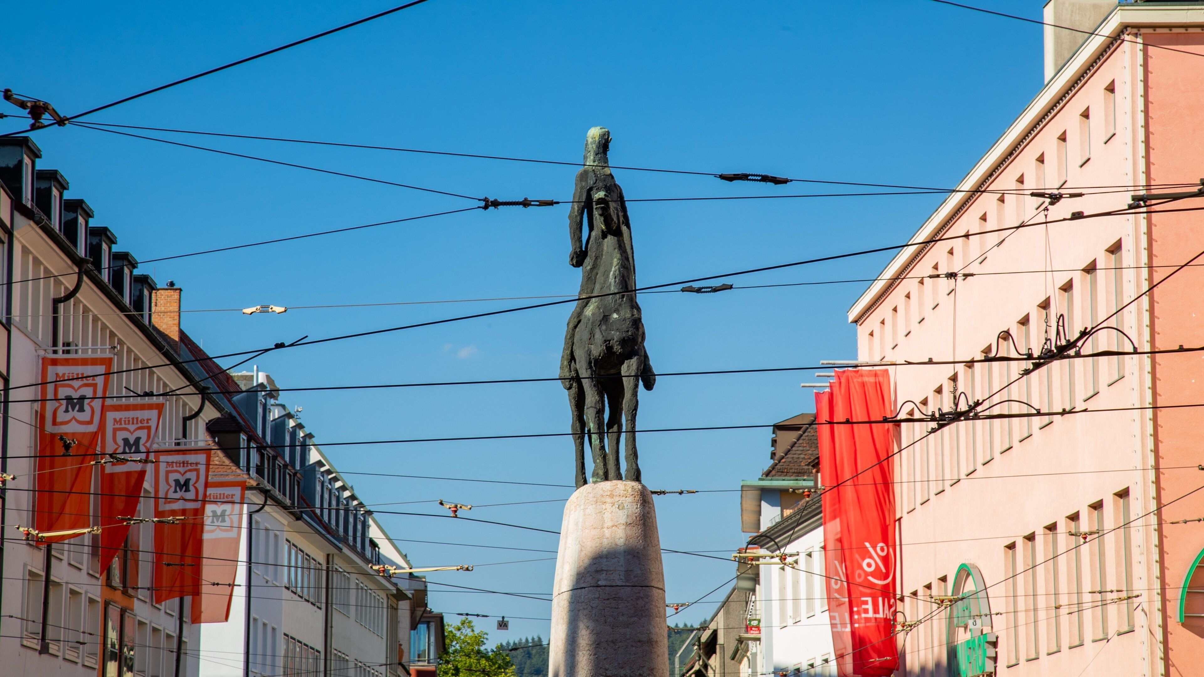 Bertoldsbrunnen which includes outdoor art