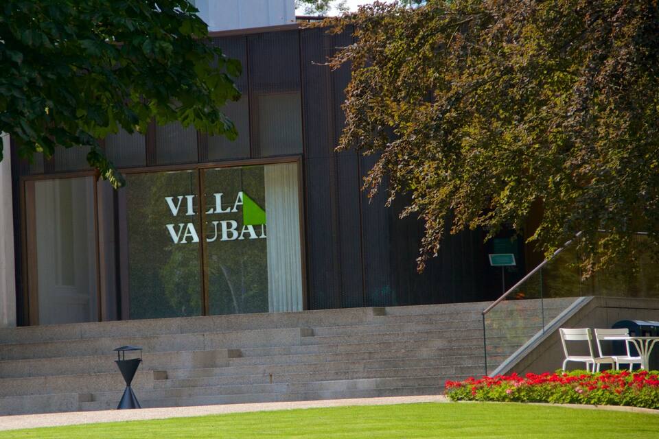 A building with large windows and a sign that reads "VILLA VAJBA".