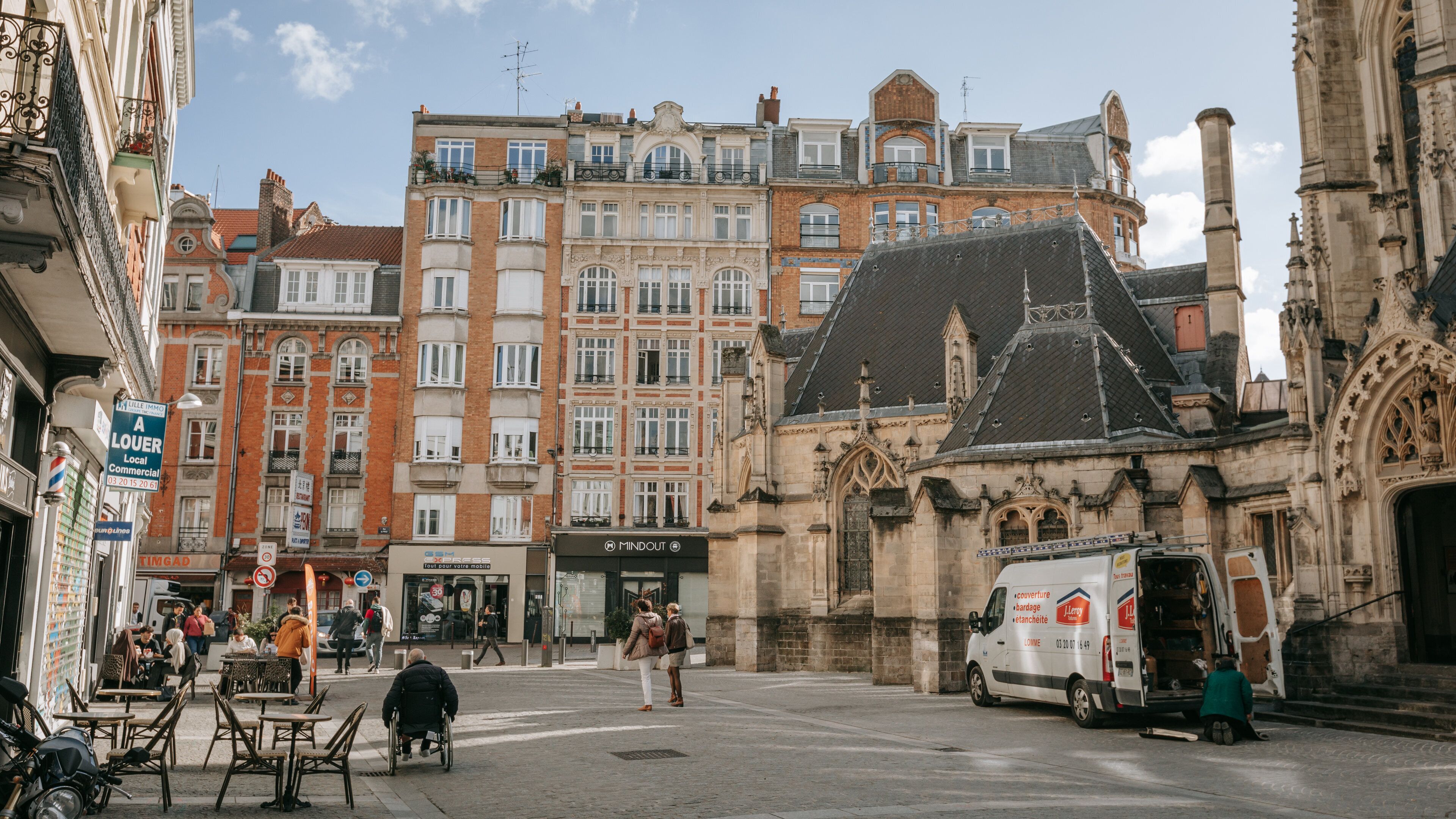 Saint-Étienne Church showing heritage architecture, a city and street scenes