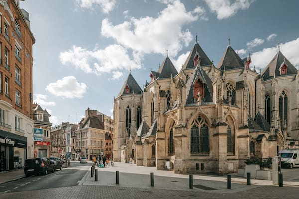 Saint-Ătienne Church which includes heritage architecture, a city and a church or cathedral