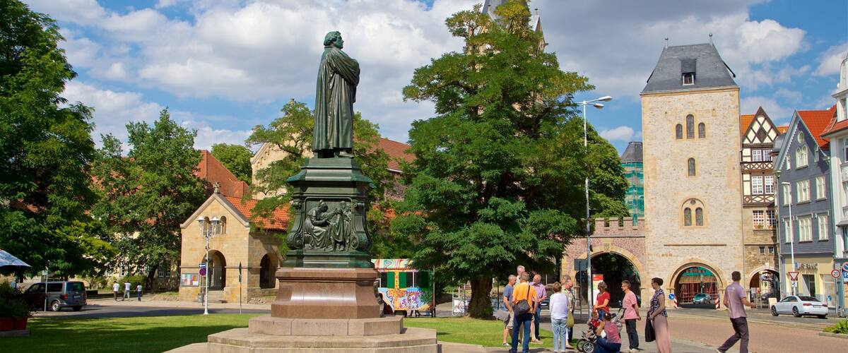 Nikolai Church Eisenach som omfatter en statue eller en skulptur, gadeliv og historiske bygningsværker
